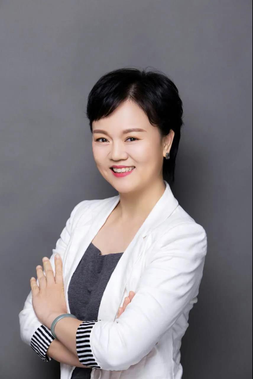 齐唱 《我和我的祖国》演唱:罗静作词:微尘 作曲:方鸣16.