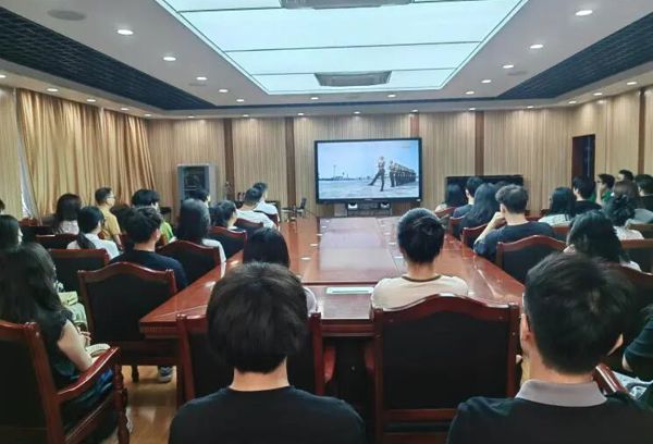 音乐教育学院组织师生集中观看纪念中国人民抗日战争暨世界反法西斯战争胜利80周年大会
