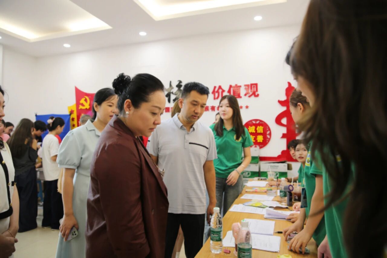 一群人在厨房里ai生成的内容可能不正确。.jpeg