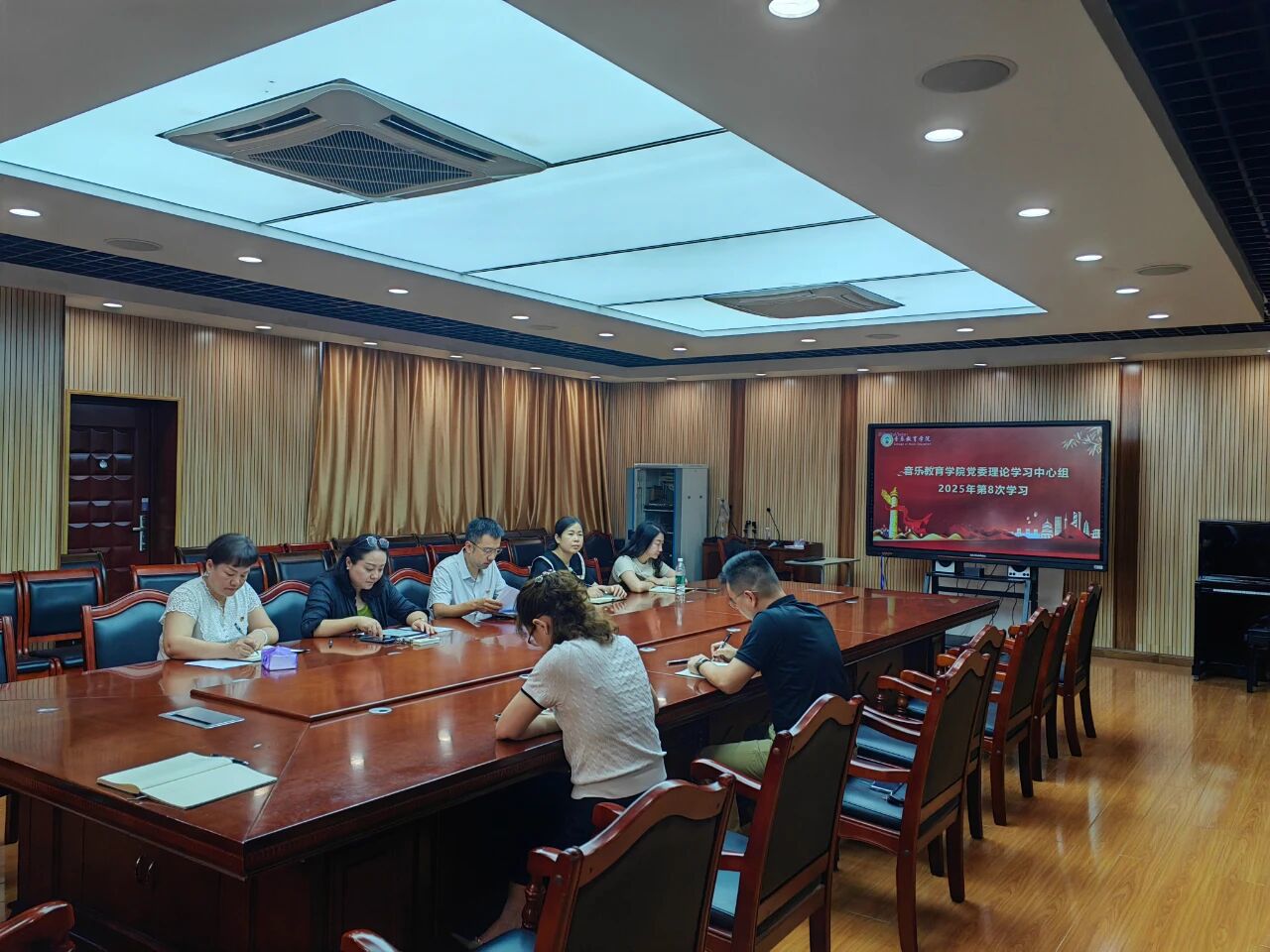 会议室里的人们ai生成的内容可能不正确。.jpeg 会议室里的人们ai生成的内容可能不正确。.jpeg